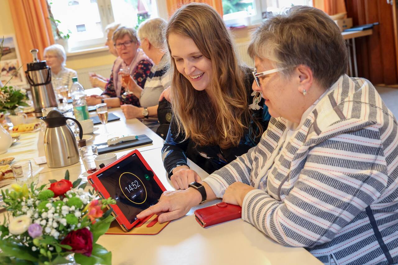 Ehrenamtliche Helfer waren eine der wichtigsten Stützen des Projekts Ehrenamtliche üben mit Seniorinnen am Tablet