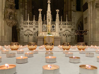 Einladung zur Gedenkzeit im Dom · 18.11.2022 Teelichter im Magdeburger Dom