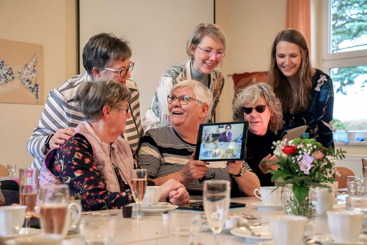 Freude im Umgang mit digitaler Technik Seniorinnen mit Tablets