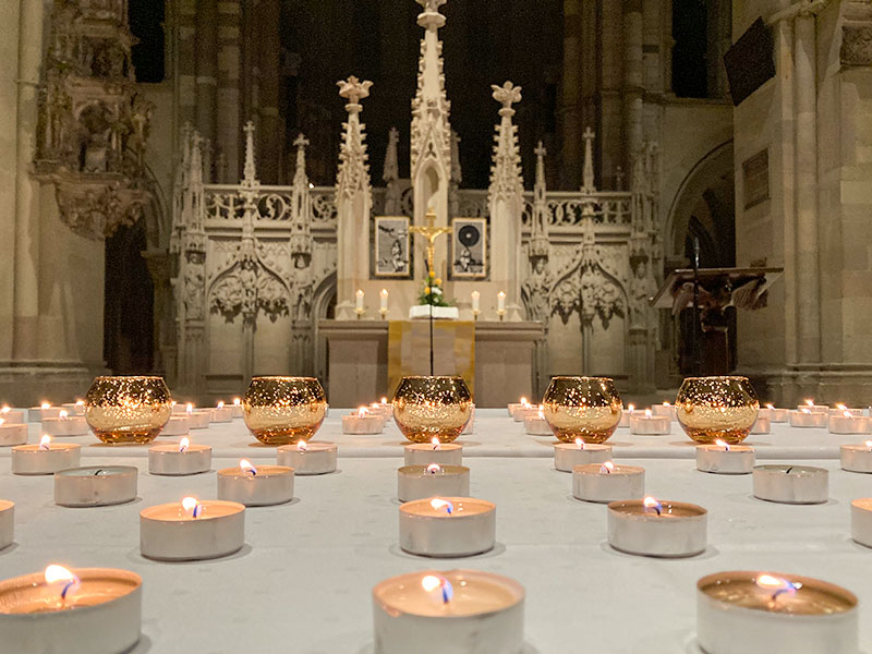 Einladung zur Gedenkzeit im Dom · 18.11.2022 Teelichter im Magdeburger Dom